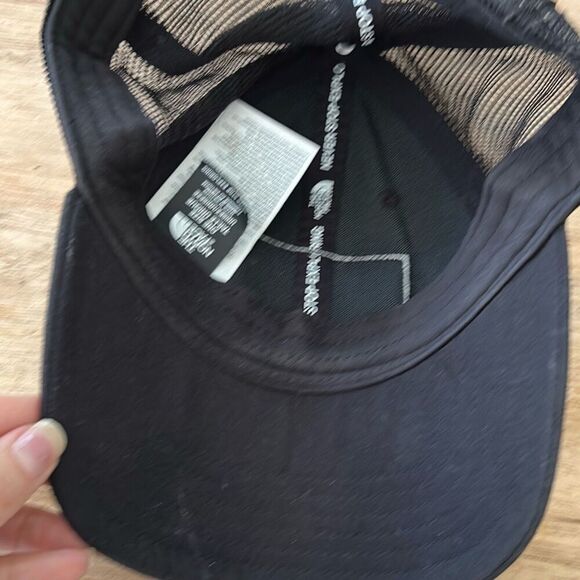 The north face, black and white snap back cap mesh - Picture 3 of 4